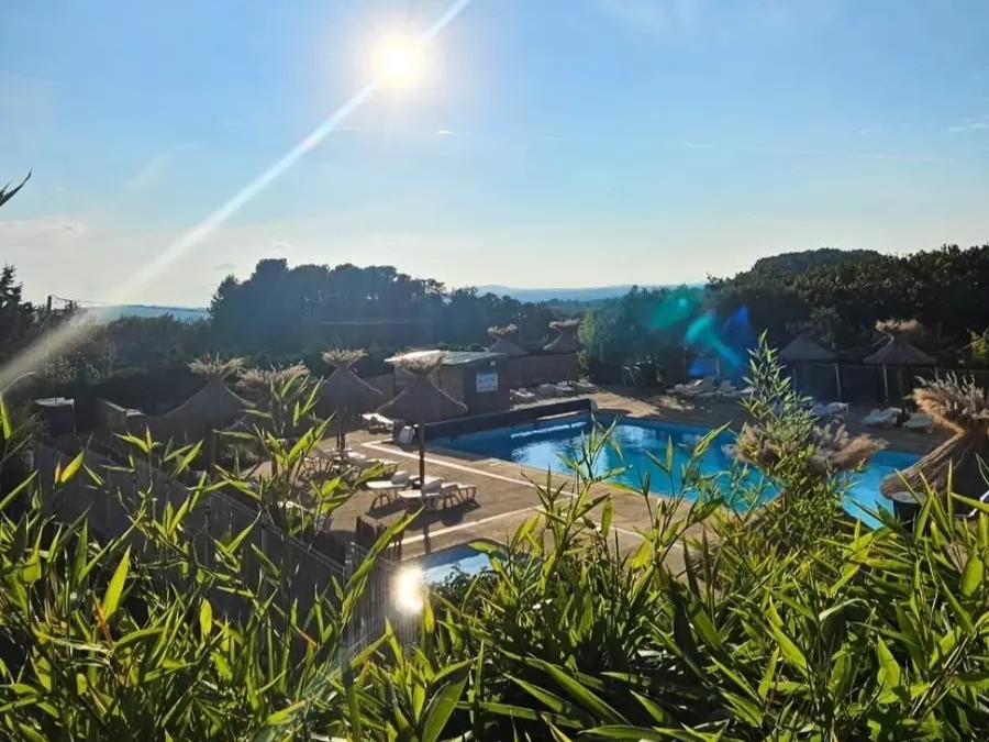 Camping Pas Cher vous présente avec son site Officiel campingpascher.fr, le Camping Maeva Escapades L'Emeraude Du Verdon classé 3 étoiles, situé sur la commune de Aups dans le département Var (Provence Alpes Côte D'azur) en France. Le camping Maeva Escapades L'Emeraude Du Verdon, vous présente un hébergement de type mobil-home de 28 m² avec climatisation. Le camping Maeva Escapades L'Emeraude Du Verdon vous propose du vendredi 05 juin au vendredi 12 juin 2026 avec une PROMO de DERNIÈRE MINUTE, en promotion à -7% pour 7 nuits à 389 € au lieu de 419 € soit une Économie de 30 €. Cette location propose 56 dates différentes pour réserver votre séjour. Découvrez également les 26 autres gammes d'hébergements du camping. Les Avis clients pour le Camping Maeva Escapades L'Emeraude Du Verdon sont excellents avec une note moyenne de 8 sur 10. Piscine extérieure, Animations familiales, Aire de jeux enfants, Baby-foot, Canoë-kayak, Centre équestre, Cyclisme, Ping-pong, Piscine, Pétanque, Randonnée, Terrain multisports, Bar, Boulangerie, Bureau de tabac, Dépôt de pain, Plats à emporter, Restaurant, Station-service, Supermarché, Épicerie,... En savoir plus : cliquez-ICI.