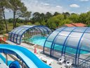 Camping Pas Cher vous présente avec son site Officiel campingpascher.fr, le Camping Landes Bleues classé 4 étoiles, situé sur la commune de Aureilhan dans le département Landes (Aquitaine) en France. Le camping Landes Bleues, vous présente un hébergement de type mobil-home de 18 m² et télévision. Le camping Landes Bleues vous propose du vendredi 19 juin au vendredi 26 juin 2026 pour 7 nuits à 246.1€. Cette location propose 10 dates différentes pour réserver votre séjour. Découvrez également les 12 autres gammes d'hébergements du camping. Les Avis clients pour le Camping Landes Bleues sont excellents avec une note moyenne de 8 sur 10. Piscine chauffée, Piscine couverte, Animation enfants, Animations familiales, Club enfants, Aire de jeux enfants, Baby-foot, Canoë-kayak, Planche à voile, Pétanque, Structure gonflable enfants, Surf, Terrain multisports, Bar, Snack/Bar,... En savoir plus : cliquez-ICI.