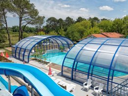 Camping Pas Cher vous présente avec son site Officiel campingpascher.fr, le Camping Landes Bleues classé 4 étoiles, situé sur la commune de Aureilhan dans le département Landes (Aquitaine) en France. Le camping Landes Bleues, vous présente un hébergement de type mobil-home de 18 m² et télévision. Le camping Landes Bleues vous propose du vendredi 19 juin au vendredi 26 juin 2026 pour 7 nuits à 246.1€. Cette location propose 10 dates différentes pour réserver votre séjour. Découvrez également les 12 autres gammes d'hébergements du camping. Les Avis clients pour le Camping Landes Bleues sont excellents avec une note moyenne de 8 sur 10. Piscine chauffée, Piscine couverte, Animation enfants, Animations familiales, Club enfants, Aire de jeux enfants, Baby-foot, Canoë-kayak, Planche à voile, Pétanque, Structure gonflable enfants, Surf, Terrain multisports, Bar, Snack/Bar,... En savoir plus : cliquez-ICI.