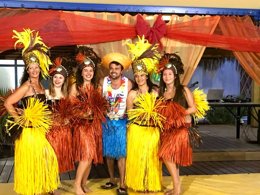 Camping Pas Cher vous présente avec son site Officiel campingpascher.fr, le Camping Landes Bleues classé 4 étoiles, situé sur la commune de Aureilhan dans le département Landes (Aquitaine) en France. Le camping Landes Bleues, vous présente un hébergement de type mobil-home de 18 m² et télévision. Le camping Landes Bleues vous propose du vendredi 19 juin au vendredi 26 juin 2026 pour 7 nuits à 246.1€. Cette location propose 27 dates différentes pour réserver votre séjour. Découvrez également les 12 autres gammes d'hébergements du camping. Les Avis clients pour le Camping Landes Bleues sont excellents avec une note moyenne de 8 sur 10. Piscine chauffée, Piscine couverte, Animation enfants, Animations familiales, Club enfants, Aire de jeux enfants, Baby-foot, Canoë-kayak, Planche à voile, Pétanque, Structure gonflable enfants, Surf, Terrain multisports, Bar, Snack/Bar,... En savoir plus : cliquez-ICI.