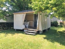 Camping Pas Cher vous présente avec son site Officiel campingpascher.fr, le Camping Landes Bleues classé 4 étoiles, situé sur la commune de Aureilhan dans le département Landes (Aquitaine) en France. Le camping Landes Bleues, vous présente un hébergement de type mobil-home de 30 m². Le camping Landes Bleues vous propose du dimanche 21 juin au dimanche 28 juin 2026 pour 7 nuits à 219.35€. Cette location propose 24 dates différentes pour réserver votre séjour. Découvrez également les 12 autres gammes d'hébergements du camping. Les Avis clients pour le Camping Landes Bleues sont excellents avec une note moyenne de 8 sur 10. Piscine chauffée, Piscine couverte, Animation enfants, Animations familiales, Club enfants, Aire de jeux enfants, Baby-foot, Canoë-kayak, Planche à voile, Pétanque, Structure gonflable enfants, Surf, Terrain multisports, Bar, Snack/Bar,... En savoir plus : cliquez-ICI.