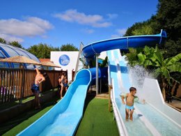 Camping Pas Cher vous présente avec son site Officiel campingpascher.fr, le Camping Landes Bleues classé 4 étoiles, situé sur la commune de Aureilhan dans le département Landes (Aquitaine) en France. Le camping Landes Bleues, vous présente un hébergement de type mobil-home de 30 m². Le camping Landes Bleues vous propose du dimanche 21 juin au dimanche 28 juin 2026 pour 7 nuits à 219.35€. Cette location propose 24 dates différentes pour réserver votre séjour. Découvrez également les 12 autres gammes d'hébergements du camping. Les Avis clients pour le Camping Landes Bleues sont excellents avec une note moyenne de 8 sur 10. Piscine chauffée, Piscine couverte, Animation enfants, Animations familiales, Club enfants, Aire de jeux enfants, Baby-foot, Canoë-kayak, Planche à voile, Pétanque, Structure gonflable enfants, Surf, Terrain multisports, Bar, Snack/Bar,... En savoir plus : cliquez-ICI.