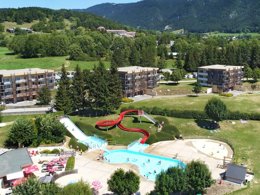 Camping Pas Cher vous présente avec son site Officiel campingpascher.fr, la Résidence Goélia Le Sornin classé 3 étoiles, située sur la commune de Autrans dans le département Isère (Rhône Alpes) en France. La résidence Goélia Le Sornin, vous présente un hébergement de type appartement de 47 m². La résidence Goélia Le Sornin vous propose du sam. 05 septembre au sam. 12 septembre 2026 pour 7 nuits à 413€. Cette location propose 1 dates différentes pour réserver votre séjour. Découvrez également les 2 autres gammes d'hébergements de la résidence. Les Avis clients pour la Résidence Goélia Le Sornin sont excellents avec une note moyenne de 8 sur 10. Piscine chauffée, Piscine extérieure, Aire de jeux enfants, Ping-pong, Pétanque, Salle de fitness, Terrain multisports,... En savoir plus : cliquez-ICI.