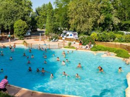 Camping Pas Cher vous présente avec son site Officiel campingpascher.fr, le Camping Du Pont D'Avignon classé 4 étoiles, situé sur la commune de Avignon dans le département Vaucluse (Provence Alpes Côte D'azur) en France. Le camping Du Pont D'Avignon vous propose un hébergement de type mobil-home. L'établissement vous propose un autre type d'hébergement. Découvrez tous nos séjours à petits prix dans la commune et aux alentours de Avignon du département : Vaucluse (Provence Alpes Côte D'azur). Les Avis clients pour le Camping Du Pont D'Avignon sont excellents avec une note moyenne de 8 sur 10. Piscine extérieure, Animations familiales, Club enfants, Aire de jeux enfants, Canoë-kayak, Court de tennis, Golf, Ping-pong, Pétanque, Salle de jeux vidéo, Terrain de badminton, Terrain de volley-ball, Bar, Dépôt de pain, Restaurant, Snack/Bar, Épicerie,... En savoir plus : cliquez-ICI.