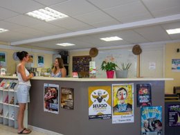 Camping Pas Cher vous présente avec son site Officiel campingpascher.fr, le Camping Du Pont D'Avignon classé 4 étoiles, situé sur la commune de Avignon dans le département Vaucluse (Provence Alpes Côte D'azur) en France. Le camping Du Pont D'Avignon vous propose un hébergement de type mobil-home. L'établissement vous propose un autre type d'hébergement. Découvrez tous nos séjours à petits prix dans la commune et aux alentours de Avignon du département : Vaucluse (Provence Alpes Côte D'azur). Les Avis clients pour le Camping Du Pont D'Avignon sont excellents avec une note moyenne de 8 sur 10. Piscine extérieure, Animations familiales, Club enfants, Aire de jeux enfants, Canoë-kayak, Court de tennis, Golf, Ping-pong, Pétanque, Salle de jeux vidéo, Terrain de badminton, Terrain de volley-ball, Bar, Dépôt de pain, Restaurant, Snack/Bar, Épicerie,... En savoir plus : cliquez-ICI.