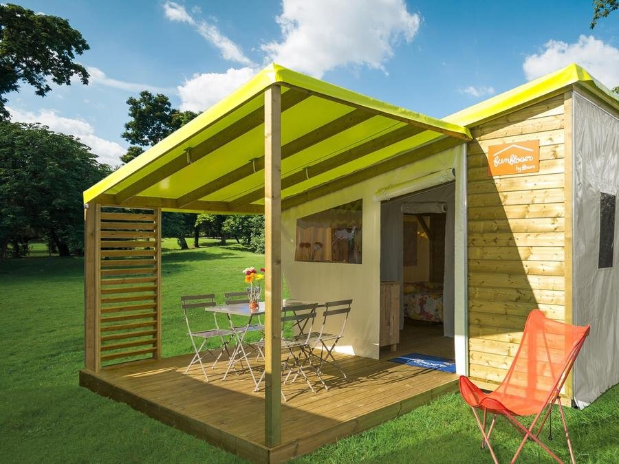 Camping Pas Cher vous présente avec son site Officiel campingpascher.fr, le Camping Flower Beauchêne classé 3 étoiles, situé sur la commune de Avrille dans le département Vendée (Pays De La Loire) en France. Le camping Flower Beauchêne, vous présente un hébergement de type bungalow toilé de 20 m². Le camping Flower Beauchêne vous propose du sam. 29 août au sam. 05 septembre 2026 pour 7 nuits à 217€. Cette location propose 34 dates différentes pour réserver votre séjour. Découvrez également les 14 autres gammes d'hébergements du camping. Les Avis clients pour le Camping Flower Beauchêne sont excellents avec une note moyenne de 8 sur 10. Piscine chauffée, Piscine couverte, Animations familiales, Club enfants, Aire de jeux enfants, Baby-foot, Canoë-kayak, Centre équestre, Cyclisme, Flipper, Golf, Jet-ski, Location de bateaux, Paddle, Ping-pong, Pétanque, Randonnée, Structure gonflable enfants, Surf, Terrain multisports, Voile, kiteSurf, Bar, Bureau de tabac, Dépôt de pain, Plats à emporter, Restaurant, Snack/Bar, Station-service, Supermarché, Épicerie,... En savoir plus : cliquez-ICI.