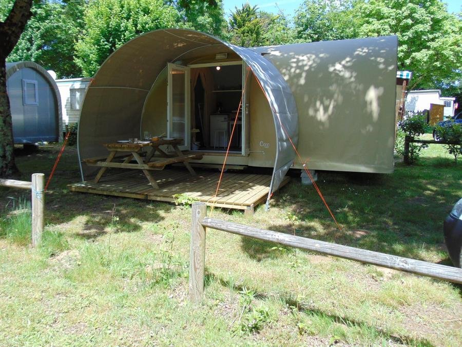 Camping Pas Cher vous présente avec son site Officiel campingpascher.fr, le Camping Flower Beauchêne classé 3 étoiles, situé sur la commune de Avrille dans le département Vendée (Pays De La Loire) en France. Le camping Flower Beauchêne, vous présente un hébergement de type tente en toile et bois de 16 m². Le camping Flower Beauchêne vous propose du mercredi 01 juillet au mercredi 08 juillet 2026 pour 7 nuits à 349€. Cette location propose 11 dates différentes pour réserver votre séjour. Découvrez également les 13 autres gammes d'hébergements du camping. Les Avis clients pour le Camping Flower Beauchêne sont excellents avec une note moyenne de 8 sur 10. Piscine chauffée, Piscine couverte, Animations familiales, Club enfants, Aire de jeux enfants, Baby-foot, Canoë-kayak, Centre équestre, Cyclisme, Flipper, Golf, Jet-ski, Location de bateaux, Paddle, Ping-pong, Pétanque, Randonnée, Structure gonflable enfants, Surf, Terrain multisports, Voile, kiteSurf, Bar, Bureau de tabac, Dépôt de pain, Plats à emporter, Restaurant, Snack/Bar, Station-service, Supermarché, Épicerie,... En savoir plus : cliquez-ICI.