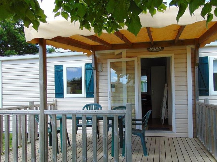 Camping Pas Cher vous présente avec son site Officiel campingpascher.fr, le Camping Flower Beauchêne classé 3 étoiles, situé sur la commune de Avrille dans le département Vendée (Pays De La Loire) en France. Le camping Flower Beauchêne, vous présente un hébergement de type mobil-home de 30 m² et télévision. Le camping Flower Beauchêne vous propose du sam. 29 août au sam. 05 septembre 2026 pour 7 nuits à 294€. Cette location propose 66 dates différentes pour réserver votre séjour. Découvrez également les 14 autres gammes d'hébergements du camping. Les Avis clients pour le Camping Flower Beauchêne sont excellents avec une note moyenne de 8 sur 10. Piscine chauffée, Piscine couverte, Animations familiales, Club enfants, Aire de jeux enfants, Baby-foot, Canoë-kayak, Centre équestre, Cyclisme, Flipper, Golf, Jet-ski, Location de bateaux, Paddle, Ping-pong, Pétanque, Randonnée, Structure gonflable enfants, Surf, Terrain multisports, Voile, kiteSurf, Bar, Bureau de tabac, Dépôt de pain, Plats à emporter, Restaurant, Snack/Bar, Station-service, Supermarché, Épicerie,... En savoir plus : cliquez-ICI.