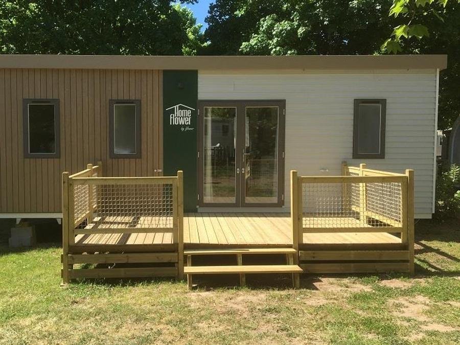 Camping Pas Cher vous présente avec son site Officiel campingpascher.fr, le Camping Flower Beauchêne classé 3 étoiles, situé sur la commune de Avrille dans le département Vendée (Pays De La Loire) en France. Le camping Flower Beauchêne, vous présente un hébergement de type mobil-home de 31 m² pour 6 personnes et télévision. Le camping Flower Beauchêne vous propose du sam. 29 août au sam. 05 septembre 2026 pour 7 nuits à 399€. Cette location propose 56 dates différentes pour réserver votre séjour. Découvrez également les 14 autres gammes d'hébergements du camping. Les Avis clients pour le Camping Flower Beauchêne sont excellents avec une note moyenne de 8 sur 10. Piscine chauffée, Piscine couverte, Animations familiales, Club enfants, Aire de jeux enfants, Baby-foot, Canoë-kayak, Centre équestre, Cyclisme, Flipper, Golf, Jet-ski, Location de bateaux, Paddle, Ping-pong, Pétanque, Randonnée, Structure gonflable enfants, Surf, Terrain multisports, Voile, kiteSurf, Bar, Bureau de tabac, Dépôt de pain, Plats à emporter, Restaurant, Snack/Bar, Station-service, Supermarché, Épicerie,... En savoir plus : cliquez-ICI.