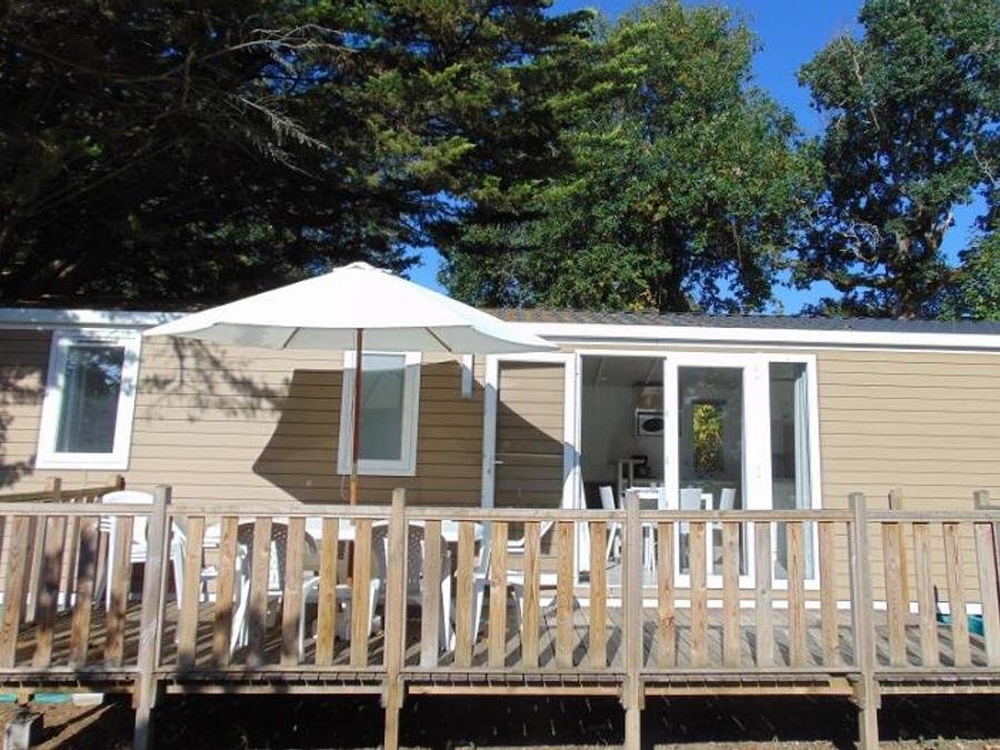 Camping Pas Cher vous présente avec son site Officiel campingpascher.fr, le Camping Flower Beauchêne classé 3 étoiles, situé sur la commune de Avrille dans le département Vendée (Pays De La Loire) en France. Le camping Flower Beauchêne, vous présente un hébergement de type mobil-home de 38 m² pour 8 personnes et télévision. Le camping Flower Beauchêne vous propose du dimanche 06 septembre au dimanche 13 septembre 2026 pour 7 nuits à 455€. Cette location propose 38 dates différentes pour réserver votre séjour. Découvrez également les 14 autres gammes d'hébergements du camping. Les Avis clients pour le Camping Flower Beauchêne sont excellents avec une note moyenne de 8 sur 10. Piscine chauffée, Piscine couverte, Animations familiales, Club enfants, Aire de jeux enfants, Baby-foot, Canoë-kayak, Centre équestre, Cyclisme, Flipper, Golf, Jet-ski, Location de bateaux, Paddle, Ping-pong, Pétanque, Randonnée, Structure gonflable enfants, Surf, Terrain multisports, Voile, kiteSurf, Bar, Bureau de tabac, Dépôt de pain, Plats à emporter, Restaurant, Snack/Bar, Station-service, Supermarché, Épicerie,... En savoir plus : cliquez-ICI.