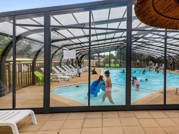 Camping Pas Cher vous présente avec son site Officiel campingpascher.fr, le Camping Flower Beauchêne classé 3 étoiles, situé sur la commune de Avrille dans le département Vendée (Pays De La Loire) en France. Le camping Flower Beauchêne, vous présente un hébergement de type chalet de 16 m². Le camping Flower Beauchêne vous propose du sam. 29 août au sam. 05 septembre 2026 pour 7 nuits à 217€. Cette location propose 20 dates différentes pour réserver votre séjour. Découvrez également les 14 autres gammes d'hébergements du camping. Les Avis clients pour le Camping Flower Beauchêne sont excellents avec une note moyenne de 8 sur 10. Piscine chauffée, Piscine couverte, Animations familiales, Club enfants, Aire de jeux enfants, Baby-foot, Canoë-kayak, Centre équestre, Cyclisme, Flipper, Golf, Jet-ski, Location de bateaux, Paddle, Ping-pong, Pétanque, Randonnée, Structure gonflable enfants, Surf, Terrain multisports, Voile, kiteSurf, Bar, Bureau de tabac, Dépôt de pain, Plats à emporter, Restaurant, Snack/Bar, Station-service, Supermarché, Épicerie,... En savoir plus : cliquez-ICI.