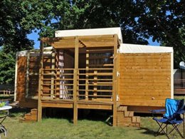 Camping Pas Cher vous présente avec son site Officiel campingpascher.fr, le Camping Flower Beauchêne classé 3 étoiles, situé sur la commune de Avrille dans le département Vendée (Pays De La Loire) en France. Le camping Flower Beauchêne, vous présente un hébergement de type chalet de 16 m². Le camping Flower Beauchêne vous propose du sam. 29 août au sam. 05 septembre 2026 pour 7 nuits à 217€. Cette location propose 20 dates différentes pour réserver votre séjour. Découvrez également les 14 autres gammes d'hébergements du camping. Les Avis clients pour le Camping Flower Beauchêne sont excellents avec une note moyenne de 8 sur 10. Piscine chauffée, Piscine couverte, Animations familiales, Club enfants, Aire de jeux enfants, Baby-foot, Canoë-kayak, Centre équestre, Cyclisme, Flipper, Golf, Jet-ski, Location de bateaux, Paddle, Ping-pong, Pétanque, Randonnée, Structure gonflable enfants, Surf, Terrain multisports, Voile, kiteSurf, Bar, Bureau de tabac, Dépôt de pain, Plats à emporter, Restaurant, Snack/Bar, Station-service, Supermarché, Épicerie,... En savoir plus : cliquez-ICI.