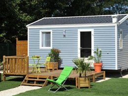 Camping Pas Cher vous présente avec son site Officiel campingpascher.fr, le Camping Flower Beauchêne classé 3 étoiles, situé sur la commune de Avrille dans le département Vendée (Pays De La Loire) en France. Le camping Flower Beauchêne, vous présente un hébergement de type mobil-home de 16 m² et télévision. Le camping Flower Beauchêne vous propose du mardi 07 avril au mardi 14 avril 2026 pour 7 nuits à 252€. Cette location propose 119 dates différentes pour réserver votre séjour. Découvrez également les 14 autres gammes d'hébergements du camping. Les Avis clients pour le Camping Flower Beauchêne sont excellents avec une note moyenne de 8 sur 10. Piscine chauffée, Piscine couverte, Animations familiales, Club enfants, Aire de jeux enfants, Baby-foot, Canoë-kayak, Centre équestre, Cyclisme, Flipper, Golf, Jet-ski, Location de bateaux, Paddle, Ping-pong, Pétanque, Randonnée, Structure gonflable enfants, Surf, Terrain multisports, Voile, kiteSurf, Bar, Bureau de tabac, Dépôt de pain, Plats à emporter, Restaurant, Snack/Bar, Station-service, Supermarché, Épicerie,... En savoir plus : cliquez-ICI.