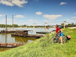 Camping Pas Cher vous présente avec son site Officiel campingpascher.fr, le Camping Flower Beauchêne classé 3 étoiles, situé sur la commune de Avrille dans le département Vendée (Pays De La Loire) en France. Le camping Flower Beauchêne, vous présente un hébergement de type bungalow toilé de 20 m². Le camping Flower Beauchêne vous propose du sam. 29 août au sam. 05 septembre 2026 pour 7 nuits à 217€. Cette location propose 34 dates différentes pour réserver votre séjour. Découvrez également les 14 autres gammes d'hébergements du camping. Les Avis clients pour le Camping Flower Beauchêne sont excellents avec une note moyenne de 8 sur 10. Piscine chauffée, Piscine couverte, Animations familiales, Club enfants, Aire de jeux enfants, Baby-foot, Canoë-kayak, Centre équestre, Cyclisme, Flipper, Golf, Jet-ski, Location de bateaux, Paddle, Ping-pong, Pétanque, Randonnée, Structure gonflable enfants, Surf, Terrain multisports, Voile, kiteSurf, Bar, Bureau de tabac, Dépôt de pain, Plats à emporter, Restaurant, Snack/Bar, Station-service, Supermarché, Épicerie,... En savoir plus : cliquez-ICI.