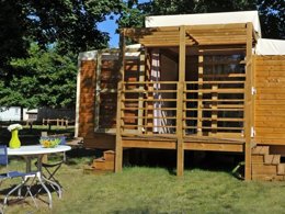 Camping Pas Cher vous présente avec son site Officiel campingpascher.fr, le Camping Flower Beauchêne classé 3 étoiles, situé sur la commune de Avrille dans le département Vendée (Pays De La Loire) en France. Le camping Flower Beauchêne, vous présente un hébergement de type tente en toile et bois de 16 m². Le camping Flower Beauchêne vous propose du sam. 29 août au sam. 05 septembre 2026 pour 7 nuits à 217€. Cette location propose 34 dates différentes pour réserver votre séjour. Découvrez également les 14 autres gammes d'hébergements du camping. Les Avis clients pour le Camping Flower Beauchêne sont excellents avec une note moyenne de 8 sur 10. Piscine chauffée, Piscine couverte, Animations familiales, Club enfants, Aire de jeux enfants, Baby-foot, Canoë-kayak, Centre équestre, Cyclisme, Flipper, Golf, Jet-ski, Location de bateaux, Paddle, Ping-pong, Pétanque, Randonnée, Structure gonflable enfants, Surf, Terrain multisports, Voile, kiteSurf, Bar, Bureau de tabac, Dépôt de pain, Plats à emporter, Restaurant, Snack/Bar, Station-service, Supermarché, Épicerie,... En savoir plus : cliquez-ICI.