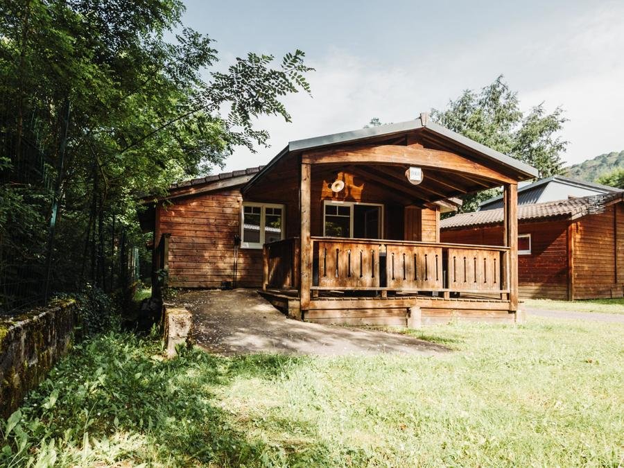 Camping Pas Cher vous présente avec son site Officiel campingpascher.fr, le Camping Le Malazéou (Wellness Sport Camping) classé 4 étoiles, situé sur la commune de Ax Les Thermes dans le département Ariège (Midi Pyrénées) en France. Le camping Le Malazéou (Wellness Sport Camping), vous présente un hébergement de type chalet de 35 m² pour 4 personnes et télévision. Le camping Le Malazéou (Wellness Sport Camping) vous propose du dimanche 27 septembre au dimanche 04 octobre 2026 pour 7 nuits à 532€. Cette location propose 95 dates différentes pour réserver votre séjour. Découvrez également les 9 autres gammes d'hébergements du camping. Les Avis clients pour le Camping Le Malazéou (Wellness Sport Camping) sont excellents avec une note moyenne de 8 sur 10. Piscine chauffée, Piscine extérieure, Animation enfants, Animations familiales, Aire de jeux enfants, Centre équestre, Court de tennis, Escalade, Parcours sportif, Ping-pong, Pétanque, Randonnée, Salle de fitness, Bar, Boulangerie, Bureau de tabac, Dépôt de pain, Restaurant, Station-service, Supermarché, Épicerie,... En savoir plus : cliquez-ICI.