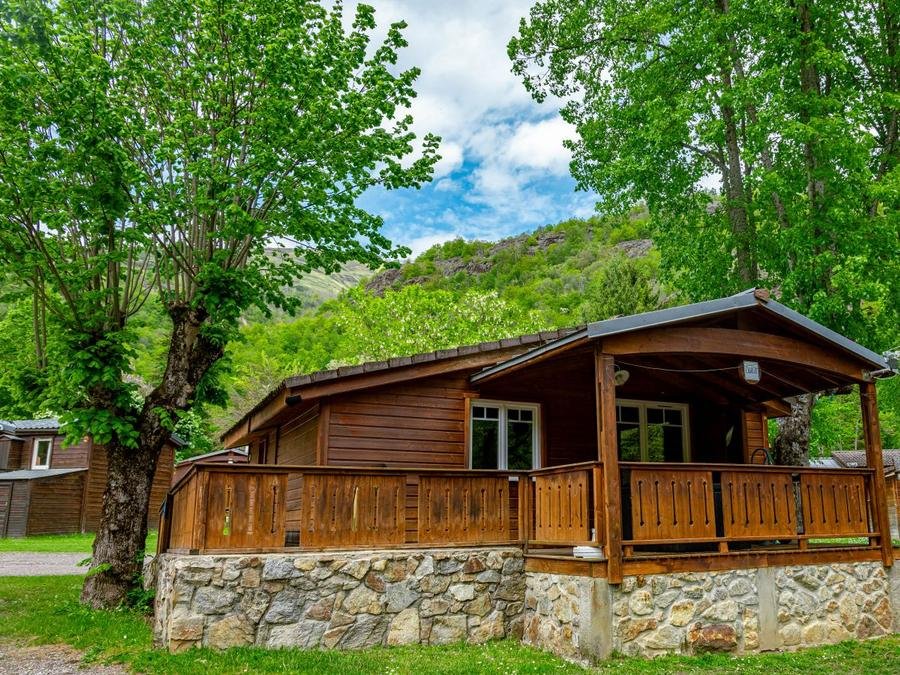 Camping Pas Cher vous présente avec son site Officiel campingpascher.fr, le Camping Le Malazéou (Wellness Sport Camping) classé 4 étoiles, situé sur la commune de Ax Les Thermes dans le département Ariège (Midi Pyrénées) en France. Le camping Le Malazéou (Wellness Sport Camping) vous propose un hébergement de type chalet de 35 m² pour 6 personnes (télévision). L'établissement vous propose 9 autres types d'hébergements. Découvrez tous nos séjours à petits prix dans la commune et aux alentours de Ax Les Thermes du département : Ariège (Midi Pyrénées). Les Avis clients pour le Camping Le Malazéou (Wellness Sport Camping) sont excellents avec une note moyenne de 8 sur 10. Piscine chauffée, Piscine extérieure, Animation enfants, Animations familiales, Aire de jeux enfants, Centre équestre, Court de tennis, Escalade, Parcours sportif, Ping-pong, Pétanque, Randonnée, Salle de fitness, Bar, Boulangerie, Bureau de tabac, Dépôt de pain, Restaurant, Station-service, Supermarché, Épicerie,... En savoir plus : cliquez-ICI.