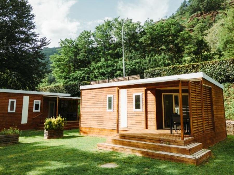 Camping Pas Cher vous présente avec son site Officiel campingpascher.fr, le Camping Le Malazéou (Wellness Sport Camping) classé 4 étoiles, situé sur la commune de Ax Les Thermes dans le département Ariège (Midi Pyrénées) en France. Le camping Le Malazéou (Wellness Sport Camping) vous propose un hébergement de type mobil-home de 31 m² pour 6 personnes (télévision). L'établissement vous propose 9 autres types d'hébergements. Découvrez tous nos séjours à petits prix dans la commune et aux alentours de Ax Les Thermes du département : Ariège (Midi Pyrénées). Les Avis clients pour le Camping Le Malazéou (Wellness Sport Camping) sont excellents avec une note moyenne de 8 sur 10. Piscine chauffée, Piscine extérieure, Animation enfants, Animations familiales, Aire de jeux enfants, Centre équestre, Court de tennis, Escalade, Parcours sportif, Ping-pong, Pétanque, Randonnée, Salle de fitness, Bar, Boulangerie, Bureau de tabac, Dépôt de pain, Restaurant, Station-service, Supermarché, Épicerie,... En savoir plus : cliquez-ICI.