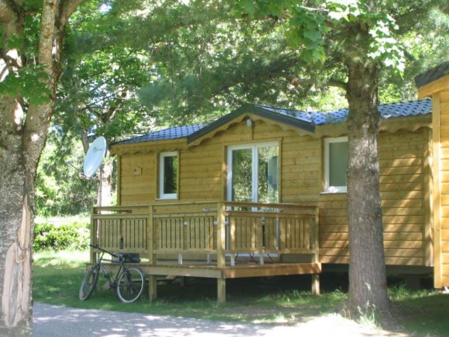 Camping Pas Cher vous présente avec son site Officiel campingpascher.fr, le Camping Le Malazéou (Wellness Sport Camping) classé 4 étoiles, situé sur la commune de Ax Les Thermes dans le département Ariège (Midi Pyrénées) en France. Le camping Le Malazéou (Wellness Sport Camping), vous présente un hébergement de type chalet de 29 m² pour 3 personnes et télévision. Le camping Le Malazéou (Wellness Sport Camping) vous propose du dimanche 27 septembre au dimanche 04 octobre 2026 pour 7 nuits à 463€. Cette location propose 100 dates différentes pour réserver votre séjour. Découvrez également les 9 autres gammes d'hébergements du camping. Les Avis clients pour le Camping Le Malazéou (Wellness Sport Camping) sont excellents avec une note moyenne de 8 sur 10. Piscine chauffée, Piscine extérieure, Animation enfants, Animations familiales, Aire de jeux enfants, Centre équestre, Court de tennis, Escalade, Parcours sportif, Ping-pong, Pétanque, Randonnée, Salle de fitness, Bar, Boulangerie, Bureau de tabac, Dépôt de pain, Restaurant, Station-service, Supermarché, Épicerie,... En savoir plus : cliquez-ICI.