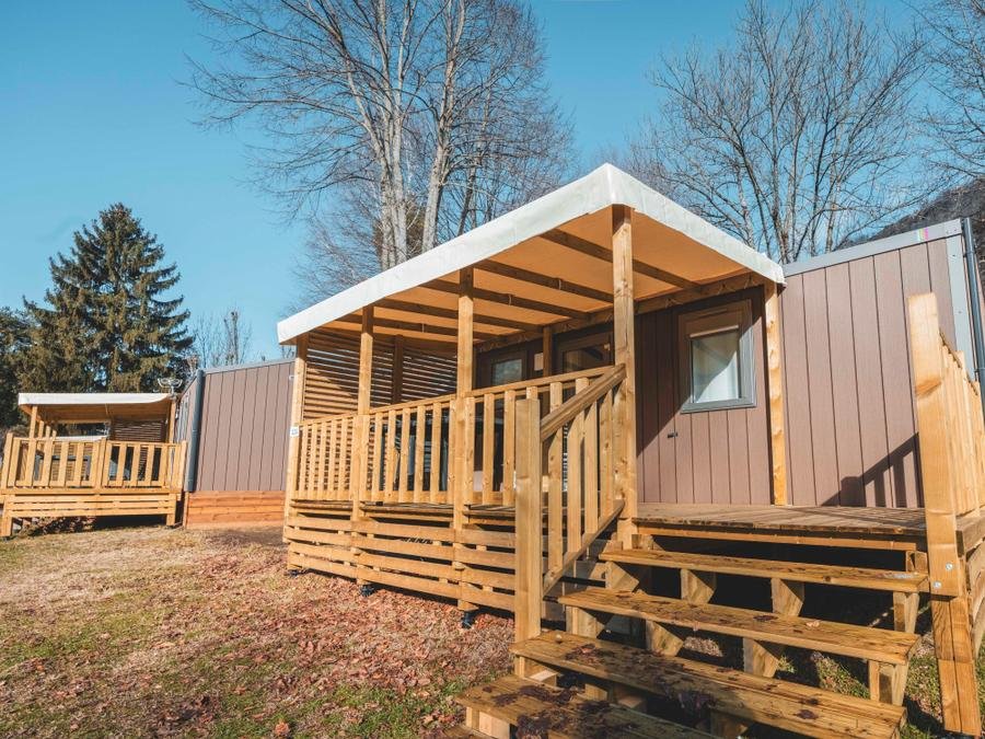 Camping Pas Cher vous présente avec son site Officiel campingpascher.fr, le Camping Le Malazéou (Wellness Sport Camping) classé 4 étoiles, situé sur la commune de Ax Les Thermes dans le département Ariège (Midi Pyrénées) en France. Le camping Le Malazéou (Wellness Sport Camping) vous propose un hébergement de type mobil-home de 33 m² pour 6 personnes avec climatisation (télévision). L'établissement vous propose 9 autres types d'hébergements. Découvrez tous nos séjours à petits prix dans la commune et aux alentours de Ax Les Thermes du département : Ariège (Midi Pyrénées). Les Avis clients pour le Camping Le Malazéou (Wellness Sport Camping) sont excellents avec une note moyenne de 8 sur 10. Piscine chauffée, Piscine extérieure, Animation enfants, Animations familiales, Aire de jeux enfants, Centre équestre, Court de tennis, Escalade, Parcours sportif, Ping-pong, Pétanque, Randonnée, Salle de fitness, Bar, Boulangerie, Bureau de tabac, Dépôt de pain, Restaurant, Station-service, Supermarché, Épicerie,... En savoir plus : cliquez-ICI.