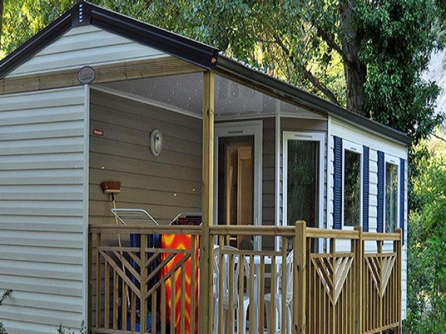 Camping Pas Cher vous présente avec son site Officiel campingpascher.fr, le Camping Le Moulin Du Pont D'Alies classé 3 étoiles, situé sur la commune de Axat dans le département Aude (Languedoc Roussillon) en France. Le camping Le Moulin Du Pont D'Alies, vous présente un hébergement de type mobil-home de 31 m² et télévision. Le camping Le Moulin Du Pont D'Alies vous propose du vendredi 11 septembre au vendredi 18 septembre 2026 pour 7 nuits à 345.4€. Cette location propose 97 dates différentes pour réserver votre séjour. Découvrez également les 7 autres gammes d'hébergements du camping. Les Avis clients pour le Camping Le Moulin Du Pont D'Alies sont excellents avec une note moyenne de 8 sur 10. Rivière, Piscine chauffée, Piscine extérieure, Animations familiales, Aire de jeux enfants, Canoë-kayak, Pétanque, Bar, Dépôt de pain, Plats à emporter, Snack/Bar, Supermarché, Épicerie,... En savoir plus : cliquez-ICI.