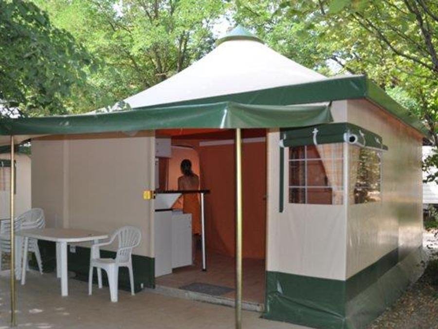 Camping Pas Cher vous présente avec son site Officiel campingpascher.fr, le Camping Le Moulin Du Pont D'Alies classé 3 étoiles, situé sur la commune de Axat dans le département Aude (Languedoc Roussillon) en France. Le camping Le Moulin Du Pont D'Alies, vous présente un hébergement de type tente de 25 m². Le camping Le Moulin Du Pont D'Alies vous propose du sam. 22 août au sam. 29 août 2026 pour 7 nuits à 437.8€. Cette location propose 13 dates différentes pour réserver votre séjour. Découvrez également les 7 autres gammes d'hébergements du camping. Les Avis clients pour le Camping Le Moulin Du Pont D'Alies sont excellents avec une note moyenne de 8 sur 10. Rivière, Piscine chauffée, Piscine extérieure, Animations familiales, Aire de jeux enfants, Canoë-kayak, Pétanque, Bar, Dépôt de pain, Plats à emporter, Snack/Bar, Supermarché, Épicerie,... En savoir plus : cliquez-ICI.