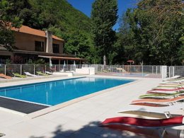 Camping Pas Cher vous présente avec son site Officiel campingpascher.fr, le Camping Le Moulin Du Pont D'Alies classé 3 étoiles, situé sur la commune de Axat dans le département Aude (Languedoc Roussillon) en France. Le camping Le Moulin Du Pont D'Alies, vous présente un hébergement de type mobil-home de 31 m² et télévision. Le camping Le Moulin Du Pont D'Alies vous propose du vendredi 11 septembre au vendredi 18 septembre 2026 pour 7 nuits à 345.4€. Cette location propose 97 dates différentes pour réserver votre séjour. Découvrez également les 7 autres gammes d'hébergements du camping. Les Avis clients pour le Camping Le Moulin Du Pont D'Alies sont excellents avec une note moyenne de 8 sur 10. Rivière, Piscine chauffée, Piscine extérieure, Animations familiales, Aire de jeux enfants, Canoë-kayak, Pétanque, Bar, Dépôt de pain, Plats à emporter, Snack/Bar, Supermarché, Épicerie,... En savoir plus : cliquez-ICI.