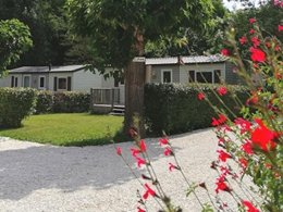Camping Pas Cher vous présente avec son site Officiel campingpascher.fr, le Camping Le Moulin Du Pont D'Alies classé 3 étoiles, situé sur la commune de Axat dans le département Aude (Languedoc Roussillon) en France. Le camping Le Moulin Du Pont D'Alies, vous présente un hébergement de type mobil-home de 27 m² pour 2 personnes et télévision. Le camping Le Moulin Du Pont D'Alies vous propose du jeudi 02 avril au jeudi 09 avril 2026 pour 7 nuits à 345.4€. Cette location propose 152 dates différentes pour réserver votre séjour. Découvrez également les 7 autres gammes d'hébergements du camping. Les Avis clients pour le Camping Le Moulin Du Pont D'Alies sont excellents avec une note moyenne de 8 sur 10. Rivière, Piscine chauffée, Piscine extérieure, Animations familiales, Aire de jeux enfants, Canoë-kayak, Pétanque, Bar, Dépôt de pain, Plats à emporter, Snack/Bar, Supermarché, Épicerie,... En savoir plus : cliquez-ICI.