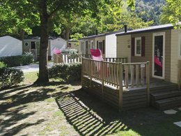 Camping Pas Cher vous présente avec son site Officiel campingpascher.fr, le Camping Le Moulin Du Pont D'Alies classé 3 étoiles, situé sur la commune de Axat dans le département Aude (Languedoc Roussillon) en France. Le camping Le Moulin Du Pont D'Alies, vous présente un hébergement de type mobil-home de 31 m² et télévision. Le camping Le Moulin Du Pont D'Alies vous propose du jeudi 02 avril au jeudi 09 avril 2026 pour 7 nuits à 467.5€. Cette location propose 140 dates différentes pour réserver votre séjour. Découvrez également les 7 autres gammes d'hébergements du camping. Les Avis clients pour le Camping Le Moulin Du Pont D'Alies sont excellents avec une note moyenne de 8 sur 10. Rivière, Piscine chauffée, Piscine extérieure, Animations familiales, Aire de jeux enfants, Canoë-kayak, Pétanque, Bar, Dépôt de pain, Plats à emporter, Snack/Bar, Supermarché, Épicerie,... En savoir plus : cliquez-ICI.