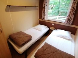 Camping Pas Cher vous présente avec son site Officiel campingpascher.fr, le Camping Le Moulin Du Pont D'Alies classé 3 étoiles, situé sur la commune de Axat dans le département Aude (Languedoc Roussillon) en France. Le camping Le Moulin Du Pont D'Alies, vous présente un hébergement de type mobil-home de 18 m² et télévision. Le camping Le Moulin Du Pont D'Alies vous propose du jeudi 02 avril au jeudi 09 avril 2026 pour 7 nuits à 298.1€. Cette location propose 142 dates différentes pour réserver votre séjour. Découvrez également les 7 autres gammes d'hébergements du camping. Les Avis clients pour le Camping Le Moulin Du Pont D'Alies sont excellents avec une note moyenne de 8 sur 10. Rivière, Piscine chauffée, Piscine extérieure, Animations familiales, Aire de jeux enfants, Canoë-kayak, Pétanque, Bar, Dépôt de pain, Plats à emporter, Snack/Bar, Supermarché, Épicerie,... En savoir plus : cliquez-ICI.