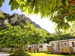 Camping Pas Cher vous présente avec son site Officiel campingpascher.fr, le Camping Le Moulin Du Pont D'Alies classé 3 étoiles, situé sur la commune de Axat dans le département Aude (Languedoc Roussillon) en France. Le camping Le Moulin Du Pont D'Alies, vous présente un hébergement de type mobil-home de 31 m² et télévision. Le camping Le Moulin Du Pont D'Alies vous propose du jeudi 02 avril au jeudi 09 avril 2026 pour 7 nuits à 467.5€. Cette location propose 140 dates différentes pour réserver votre séjour. Découvrez également les 7 autres gammes d'hébergements du camping. Les Avis clients pour le Camping Le Moulin Du Pont D'Alies sont excellents avec une note moyenne de 8 sur 10. Rivière, Piscine chauffée, Piscine extérieure, Animations familiales, Aire de jeux enfants, Canoë-kayak, Pétanque, Bar, Dépôt de pain, Plats à emporter, Snack/Bar, Supermarché, Épicerie,... En savoir plus : cliquez-ICI.