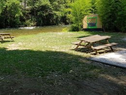 Camping Pas Cher vous présente avec son site Officiel campingpascher.fr, le Camping Le Moulin Du Pont D'Alies classé 3 étoiles, situé sur la commune de Axat dans le département Aude (Languedoc Roussillon) en France. Le camping Le Moulin Du Pont D'Alies, vous présente un hébergement de type mobil-home de 27 m² pour 2 personnes et télévision. Le camping Le Moulin Du Pont D'Alies vous propose du jeudi 02 avril au jeudi 09 avril 2026 pour 7 nuits à 345.4€. Cette location propose 152 dates différentes pour réserver votre séjour. Découvrez également les 7 autres gammes d'hébergements du camping. Les Avis clients pour le Camping Le Moulin Du Pont D'Alies sont excellents avec une note moyenne de 8 sur 10. Rivière, Piscine chauffée, Piscine extérieure, Animations familiales, Aire de jeux enfants, Canoë-kayak, Pétanque, Bar, Dépôt de pain, Plats à emporter, Snack/Bar, Supermarché, Épicerie,... En savoir plus : cliquez-ICI.