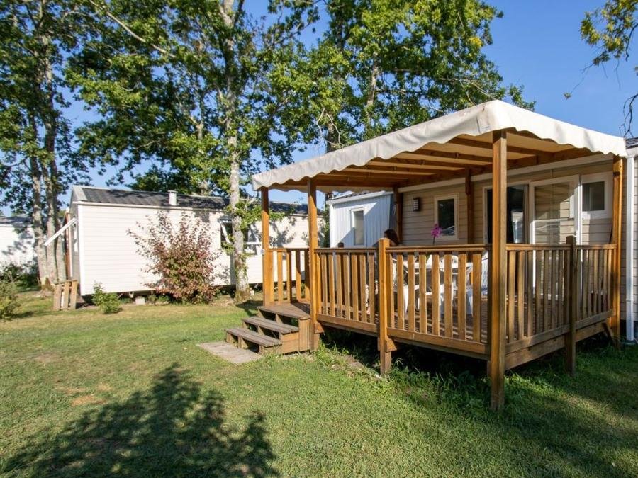 Camping Pas Cher vous présente avec son site Officiel campingpascher.fr, le Camping Landes Azur classé 4 étoiles, situé sur la commune de Azur dans le département Landes (Aquitaine) en France. Le camping Landes Azur, vous présente un hébergement de type mobil-home de 25 m² et télévision. Le camping Landes Azur vous propose du mardi 01 septembre au mardi 08 septembre 2026 pour 7 nuits à 290€. Cette location propose 22 dates différentes pour réserver votre séjour. Découvrez également les 8 autres gammes d'hébergements du camping. Les Avis clients pour le Camping Landes Azur sont excellents avec une note moyenne de 8 sur 10. Lagon, Parc aquatique, Piscine couverte, Animations familiales, Club enfants, Aire de jeux enfants, Cyclisme, Ping-pong, Pétanque, Structure gonflable enfants, Terrain de volley-ball, Bar, Dépôt de pain, Plats à emporter, Snack/Bar,... En savoir plus : cliquez-ICI.