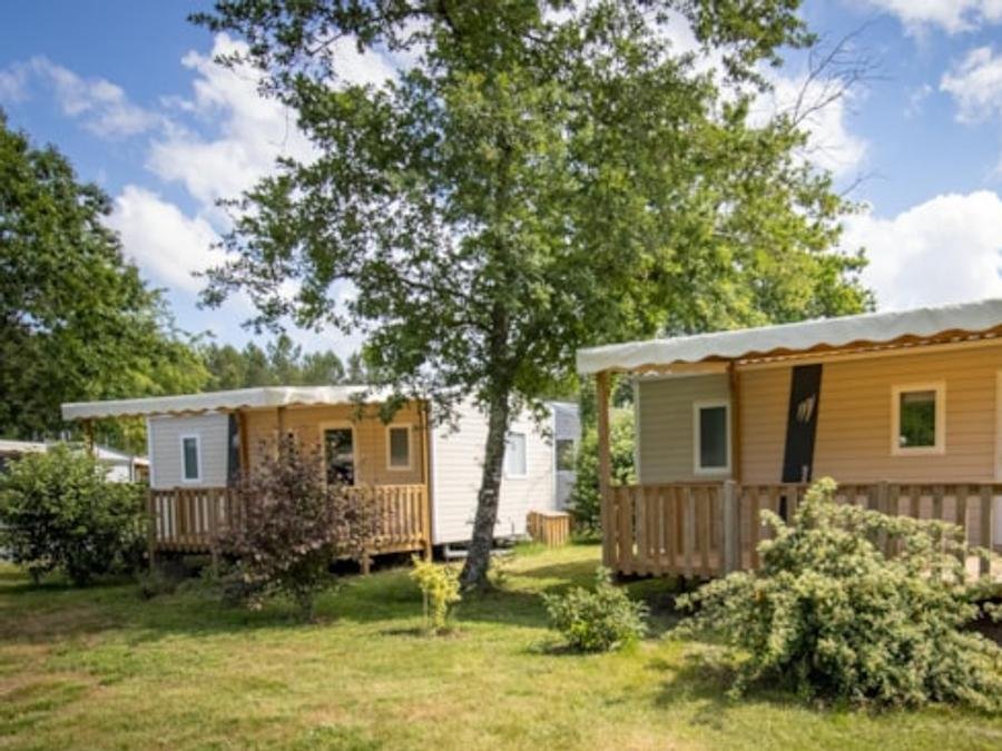 Camping Pas Cher vous présente avec son site Officiel campingpascher.fr, le Camping Landes Azur classé 4 étoiles, situé sur la commune de Azur dans le département Landes (Aquitaine) en France. Le camping Landes Azur, vous présente un hébergement de type mobil-home de 39 m² et télévision. Le camping Landes Azur vous propose du lundi 31 août au lundi 07 septembre 2026 pour 7 nuits à 420€. Cette location propose 17 dates différentes pour réserver votre séjour. Découvrez également les 8 autres gammes d'hébergements du camping. Les Avis clients pour le Camping Landes Azur sont excellents avec une note moyenne de 8 sur 10. Lagon, Parc aquatique, Piscine couverte, Animations familiales, Club enfants, Aire de jeux enfants, Cyclisme, Ping-pong, Pétanque, Structure gonflable enfants, Terrain de volley-ball, Bar, Dépôt de pain, Plats à emporter, Snack/Bar,... En savoir plus : cliquez-ICI.