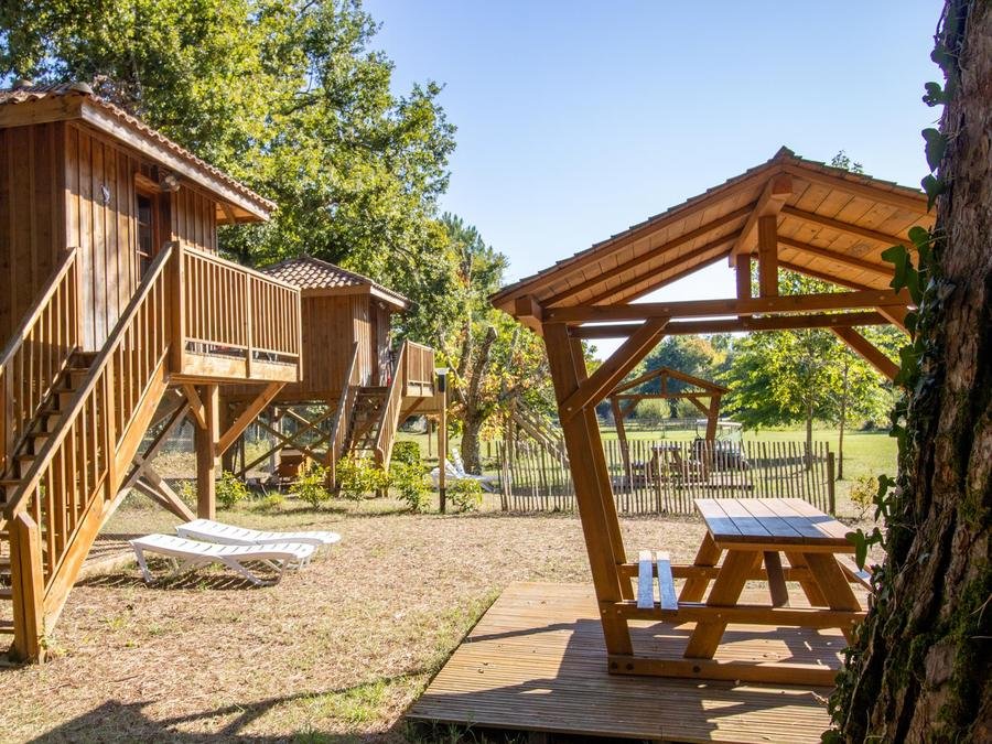 Camping Pas Cher vous présente avec son site Officiel campingpascher.fr, le Camping Landes Azur classé 4 étoiles, situé sur la commune de Azur dans le département Landes (Aquitaine) en France. Le camping Landes Azur, vous présente un hébergement de type hébergement insolite de 9 m² et télévision. Le camping Landes Azur vous propose du mardi 01 septembre au mardi 08 septembre 2026 pour 7 nuits à 560€. Cette location propose 30 dates différentes pour réserver votre séjour. Découvrez également les 8 autres gammes d'hébergements du camping. Les Avis clients pour le Camping Landes Azur sont excellents avec une note moyenne de 8 sur 10. Lagon, Parc aquatique, Piscine couverte, Animations familiales, Club enfants, Aire de jeux enfants, Cyclisme, Ping-pong, Pétanque, Structure gonflable enfants, Terrain de volley-ball, Bar, Dépôt de pain, Plats à emporter, Snack/Bar,... En savoir plus : cliquez-ICI.