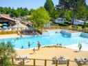 Camping Pas Cher vous présente avec son site Officiel campingpascher.fr, le Camping Landes Azur classé 4 étoiles, situé sur la commune de Azur dans le département Landes (Aquitaine) en France. Le camping Landes Azur, vous présente un hébergement de type chalet de 20 m². Le camping Landes Azur vous propose du sam. 27 juin au sam. 04 juillet 2026 pour 7 nuits à 205€. Cette location propose 4 dates différentes pour réserver votre séjour. Découvrez également les 7 autres gammes d'hébergements du camping. Les Avis clients pour le Camping Landes Azur sont excellents avec une note moyenne de 8 sur 10. Lagon, Parc aquatique, Piscine couverte, Animations familiales, Club enfants, Aire de jeux enfants, Cyclisme, Ping-pong, Pétanque, Structure gonflable enfants, Terrain de volley-ball, Bar, Dépôt de pain, Plats à emporter, Snack/Bar,... En savoir plus : cliquez-ICI.