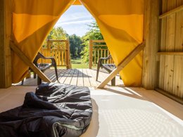 Camping Pas Cher vous présente avec son site Officiel campingpascher.fr, le Camping Landes Azur classé 4 étoiles, situé sur la commune de Azur dans le département Landes (Aquitaine) en France. Le camping Landes Azur, vous présente un hébergement de type hébergement insolite. Le camping Landes Azur vous propose du sam. 29 août au sam. 05 septembre 2026 pour 7 nuits à 196€. Cette location propose 74 dates différentes pour réserver votre séjour. Découvrez également les 7 autres gammes d'hébergements du camping. Les Avis clients pour le Camping Landes Azur sont excellents avec une note moyenne de 8 sur 10. Lagon, Parc aquatique, Piscine couverte, Animations familiales, Club enfants, Aire de jeux enfants, Cyclisme, Ping-pong, Pétanque, Structure gonflable enfants, Terrain de volley-ball, Bar, Dépôt de pain, Plats à emporter, Snack/Bar,... En savoir plus : cliquez-ICI.