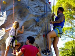 Camping Pas Cher vous présente avec son site Officiel campingpascher.fr, le Camping Landes Azur classé 4 étoiles, situé sur la commune de Azur dans le département Landes (Aquitaine) en France. Le camping Landes Azur, vous présente un hébergement de type chalet de 20 m². Le camping Landes Azur vous propose du vendredi 19 juin au vendredi 26 juin 2026 pour 7 nuits à 205€. Cette location propose 14 dates différentes pour réserver votre séjour. Découvrez également les 7 autres gammes d'hébergements du camping. Les Avis clients pour le Camping Landes Azur sont excellents avec une note moyenne de 8 sur 10. Lagon, Parc aquatique, Piscine couverte, Animations familiales, Club enfants, Aire de jeux enfants, Cyclisme, Ping-pong, Pétanque, Structure gonflable enfants, Terrain de volley-ball, Bar, Dépôt de pain, Plats à emporter, Snack/Bar,... En savoir plus : cliquez-ICI.