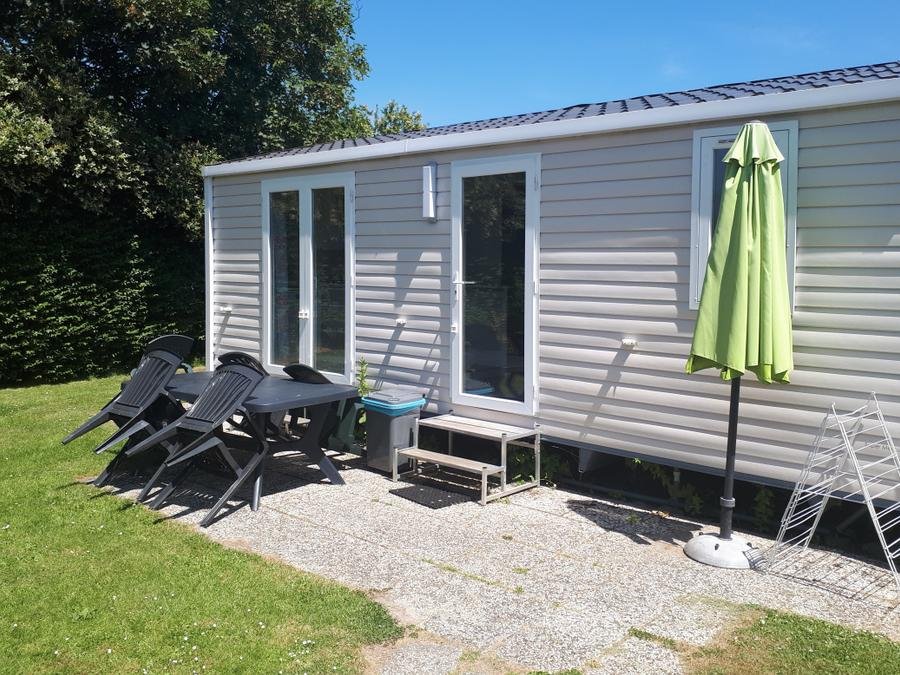 Camping Pas Cher vous présente avec son site Officiel campingpascher.fr, le Camping Scheldeoord classé 5 étoiles, situé sur la commune de Baarland dans le département Borsele (Zélande) au Pays-bas. Le camping Scheldeoord vous propose un hébergement de type mobil-home pour 5 personnes (télévision). Cet hébergement propose plus de 10 dates différentes pour réserver ! Pour dévouvrir la période la moins chère, consultez la rubrique 'Tarifs' et sélectionnez votre mois de départ. L'établissement vous propose 4 autres types d'hébergements. Découvrez tous nos séjours à petits prix dans la commune et aux alentours de Baarland du département : Borsele (Zélande). Les Avis clients pour le Camping Scheldeoord sont excellents avec une note moyenne de 8 sur 10. Mer, Piscine couverte, Piscine extérieure, Club enfants, Aire de jeux enfants, Aire de jeux intérieure, Court de tennis, Football en cage, Ping-pong, Pétanque, Structure gonflable enfants, Terrain de football, kiteSurf, Restaurant, Snack/Bar, Supermarché,... En savoir plus : cliquez-ICI.