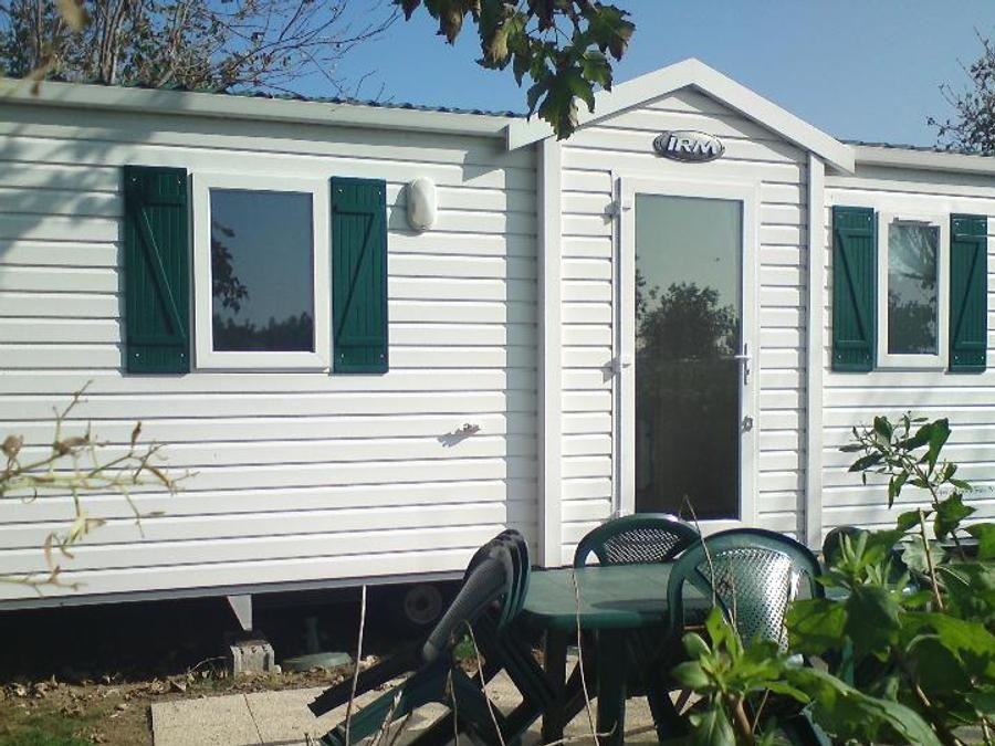 Camping Pas Cher vous présente avec son site Officiel campingpascher.fr, le Camping Scheldeoord classé 5 étoiles, situé sur la commune de Baarland dans le département Borsele (Zélande) au Pays-bas. Le camping Scheldeoord vous propose un hébergement de type mobil-home pour 5 personnes (télévision). Cet hébergement propose plus de 10 dates différentes pour réserver ! Pour dévouvrir la période la moins chère, consultez la rubrique 'Tarifs' et sélectionnez votre mois de départ. L'établissement vous propose 4 autres types d'hébergements. Découvrez tous nos séjours à petits prix dans la commune et aux alentours de Baarland du département : Borsele (Zélande). Les Avis clients pour le Camping Scheldeoord sont excellents avec une note moyenne de 8 sur 10. Mer, Piscine couverte, Piscine extérieure, Club enfants, Aire de jeux enfants, Aire de jeux intérieure, Court de tennis, Football en cage, Ping-pong, Pétanque, Structure gonflable enfants, Terrain de football, kiteSurf, Restaurant, Snack/Bar, Supermarché,... En savoir plus : cliquez-ICI.