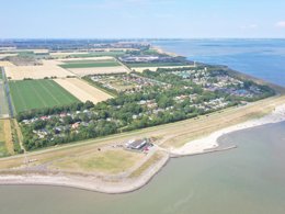 Camping Pas Cher vous présente avec son site Officiel campingpascher.fr, le Camping Scheldeoord classé 5 étoiles, situé sur la commune de Baarland dans le département Borsele (Zélande) au Pays-bas. Le camping Scheldeoord vous propose un hébergement de type mobil-home pour 5 personnes (télévision). Cet hébergement propose plus de 10 dates différentes pour réserver ! Pour dévouvrir la période la moins chère, consultez la rubrique 'Tarifs' et sélectionnez votre mois de départ. L'établissement vous propose 4 autres types d'hébergements. Découvrez tous nos séjours à petits prix dans la commune et aux alentours de Baarland du département : Borsele (Zélande). Les Avis clients pour le Camping Scheldeoord sont excellents avec une note moyenne de 8 sur 10. Mer, Piscine couverte, Piscine extérieure, Club enfants, Aire de jeux enfants, Aire de jeux intérieure, Court de tennis, Football en cage, Ping-pong, Pétanque, Structure gonflable enfants, Terrain de football, kiteSurf, Restaurant, Snack/Bar, Supermarché,... En savoir plus : cliquez-ICI.