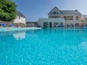 Camping Pas Cher vous présente avec son site Officiel campingpascher.fr, la Résidence Odalys Référence Les Iles Du Morbihan classé 3 étoiles, située sur la commune de Baden dans le département Morbihan (Bretagne) en France. La résidence Odalys Référence Les Iles Du Morbihan, vous présente un hébergement de type appartement de 65 m² pour 8 personnes et télévision. La résidence Odalys Référence Les Iles Du Morbihan vous propose du sam. 26 septembre au sam. 03 octobre 2026 pour 7 nuits à 599€. Cette location propose 24 dates différentes pour réserver votre séjour. Découvrez également les 3 autres gammes d'hébergements de la résidence. Les Avis clients pour la Résidence Odalys Référence Les Iles Du Morbihan sont excellents avec une note moyenne de 8 sur 10. Piscine chauffée, Piscine extérieure, Aire de jeux enfants, Pétanque, Surf,... En savoir plus : cliquez-ICI.