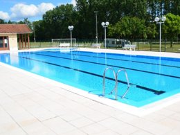 Camping Pas Cher vous présente avec son site Officiel campingpascher.fr, le Camping Les Berges Du Célé classé 2 étoiles, situé sur la commune de Bagnac Sur Cele dans le département Lot (Midi Pyrénées) en France. Le camping Les Berges Du Célé, vous présente un hébergement de type mobil-home. Le camping Les Berges Du Célé vous propose du dimanche 07 juin au dimanche 14 juin 2026 pour 7 nuits à 395€. Cette location propose 21 dates différentes pour réserver votre séjour. Découvrez également les 1 autres gammes d'hébergements du camping. Les Avis clients pour le Camping Les Berges Du Célé sont excellents avec une note moyenne de 8 sur 10. Piscine chauffée, Piscine extérieure, Aire de jeux enfants, Baby-foot, Canoë-kayak, Centre équestre, Court de tennis, Cyclisme, Ping-pong, Pétanque, Randonnée, Bar, Snack/Bar,... En savoir plus : cliquez-ICI.
