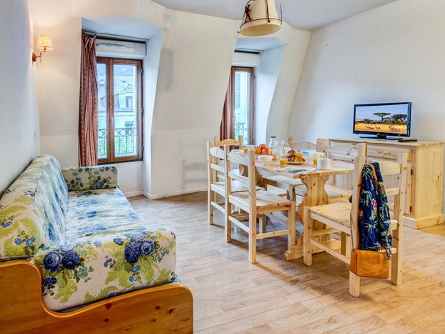 Camping Pas Cher vous présente avec son site Officiel campingpascher.fr, la Résidence Illixon - Vacancéole classé 3 étoiles, située sur la commune de Bagneres De Luchon dans le département Haute-garonne (Midi Pyrénées) en France. La résidence Illixon - Vacancéole vous propose un hébergement de type appartement de 62 m² pour 8 personnes (télévision). L'établissement vous propose 8 autres types d'hébergements. Découvrez tous nos séjours à petits prix dans la commune et aux alentours de Bagneres De Luchon du département : Haute-garonne (Midi Pyrénées). Les Avis clients pour la Résidence Illixon - Vacancéole sont excellents avec une note moyenne de 8 sur 10.... En savoir plus : cliquez-ICI.