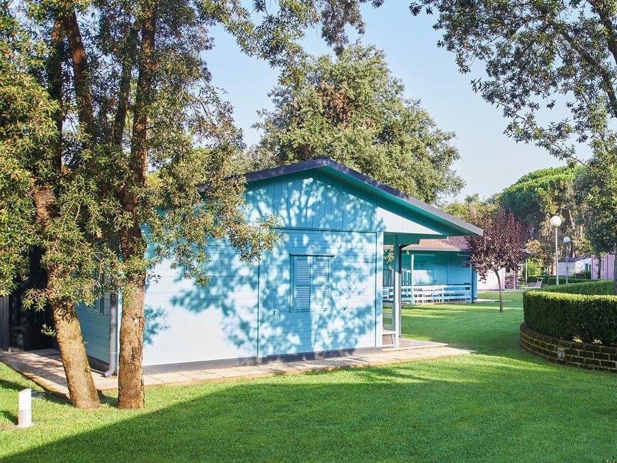 Camping Pas Cher vous présente avec son site Officiel campingpascher.fr, le Camping Villaggio Baia Domizia classé 4 étoiles, situé sur la commune de Baia Domizia dans le département Caserte (Campanie) en Italie. Le camping Villaggio Baia Domizia, vous présente un hébergement de type bungalow de 34 m² pour 6 personnes avec climatisation et télévision. Le camping Villaggio Baia Domizia vous propose du sam. 05 septembre au sam. 12 septembre 2026 pour 7 nuits à 1162€. Cette location propose 16 dates différentes pour réserver votre séjour. Découvrez également les 8 autres gammes d'hébergements du camping. Les Avis clients pour le Camping Villaggio Baia Domizia sont excellents avec une note moyenne de 8 sur 10. Mer, Piscine extérieure, Animations familiales, Club enfants, Aire de jeux enfants, Court de tennis, Cyclisme, Salle de fitness, Sports nautiques, Terrain de football, Terrain de volley-ball, Bar, Bureau de tabac, Pizzeria, Restaurant, Snack/Bar, Épicerie,... En savoir plus : cliquez-ICI.