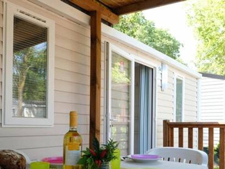 Camping Pas Cher vous présente avec son site Officiel campingpascher.fr, le Camping Villaggio Baia Domizia classé 4 étoiles, situé sur la commune de Baia Domizia dans le département Caserte (Campanie) en Italie. Le camping Villaggio Baia Domizia, vous présente un hébergement de type mobil-home avec climatisation. Le camping Villaggio Baia Domizia vous propose du sam. 12 septembre au sam. 19 septembre 2026, en promotion à -28% pour 7 nuits à 350 € au lieu de 490,0 € soit une Économie de 140 €. Cette location propose 7 dates différentes pour réserver votre séjour. Découvrez également les 8 autres gammes d'hébergements du camping. Les Avis clients pour le Camping Villaggio Baia Domizia sont excellents avec une note moyenne de 8 sur 10. Mer, Piscine extérieure, Animations familiales, Club enfants, Aire de jeux enfants, Court de tennis, Cyclisme, Salle de fitness, Sports nautiques, Terrain de football, Terrain de volley-ball, Bar, Bureau de tabac, Pizzeria, Restaurant, Snack/Bar, Épicerie,... En savoir plus : cliquez-ICI.