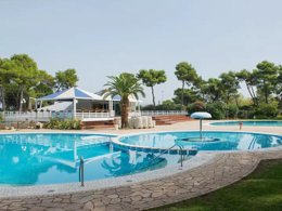 Camping Pas Cher vous présente avec son site Officiel campingpascher.fr, le Camping Villaggio Baia Domizia classé 4 étoiles, situé sur la commune de Baia Domizia dans le département Caserte (Campanie) en Italie. Le camping Villaggio Baia Domizia, vous présente un hébergement de type bungalow de 34 m² pour 6 personnes avec climatisation et télévision. Le camping Villaggio Baia Domizia vous propose du sam. 05 septembre au sam. 12 septembre 2026 pour 7 nuits à 1162€. Cette location propose 16 dates différentes pour réserver votre séjour. Découvrez également les 8 autres gammes d'hébergements du camping. Les Avis clients pour le Camping Villaggio Baia Domizia sont excellents avec une note moyenne de 8 sur 10. Mer, Piscine extérieure, Animations familiales, Club enfants, Aire de jeux enfants, Court de tennis, Cyclisme, Salle de fitness, Sports nautiques, Terrain de football, Terrain de volley-ball, Bar, Bureau de tabac, Pizzeria, Restaurant, Snack/Bar, Épicerie,... En savoir plus : cliquez-ICI.