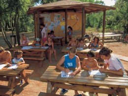 Camping Pas Cher vous présente avec son site Officiel campingpascher.fr, le Camping Villaggio Baia Domizia classé 4 étoiles, situé sur la commune de Baia Domizia dans le département Caserte (Campanie) en Italie. Le camping Villaggio Baia Domizia, vous présente un hébergement de type mobil-home avec climatisation. Le camping Villaggio Baia Domizia vous propose du sam. 05 septembre au sam. 12 septembre 2026, en promotion à -28% pour 7 nuits à 350 € au lieu de 490,0 € soit une Économie de 140 €. Cette location propose 14 dates différentes pour réserver votre séjour. Découvrez également les 8 autres gammes d'hébergements du camping. Les Avis clients pour le Camping Villaggio Baia Domizia sont excellents avec une note moyenne de 8 sur 10. Mer, Piscine extérieure, Animations familiales, Club enfants, Aire de jeux enfants, Court de tennis, Cyclisme, Salle de fitness, Sports nautiques, Terrain de football, Terrain de volley-ball, Bar, Bureau de tabac, Pizzeria, Restaurant, Snack/Bar, Épicerie,... En savoir plus : cliquez-ICI.