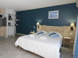 Camping Pas Cher vous présente avec son site Officiel campingpascher.fr, la Résidence Odalys Référence Aqualia classé 3 étoiles, située sur la commune de Balaruc Les Bains dans le département Hérault (Languedoc Roussillon) en France. La résidence Odalys Référence Aqualia, vous présente un hébergement de type studio de 18 m² pour 2 personnes avec climatisation et télévision. La résidence Odalys Référence Aqualia vous propose du sam. 21 février au sam. 28 février 2026 pour 7 nuits à 429€. Cette location propose 36 dates différentes pour réserver votre séjour. Découvrez également les 4 autres gammes d'hébergements de la résidence. Les Avis clients pour la Résidence Odalys Référence Aqualia sont excellents avec une note moyenne de 9 sur 10. Piscine chauffée, Piscine extérieure, Canoë-kayak, Centre équestre, Court de tennis, Golf, Salle de fitness, Café,... En savoir plus : cliquez-ICI.