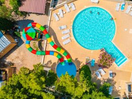 Camping Pas Cher vous présente avec son site Officiel campingpascher.fr, le Camping Le Mas Du Padre classé 4 étoiles, situé sur la commune de Balaruc Les Bains dans le département Hérault (Languedoc Roussillon) en France. Le camping Le Mas Du Padre vous propose un hébergement de type mobil-home de 18 m² pour 1 personne (télévision). L'établissement vous propose 9 autres types d'hébergements. Découvrez tous nos séjours à petits prix dans la commune et aux alentours de Balaruc Les Bains du département : Hérault (Languedoc Roussillon). Les Avis clients pour le Camping Le Mas Du Padre sont excellents avec une note moyenne de 8 sur 10. Piscine chauffée, Piscine extérieure, Animations familiales, Club enfants, Aire de jeux enfants, Canoë-kayak, Centre équestre, Cyclisme, Ping-pong, Plongée, Pétanque, Voile, Bar, Restaurant, Snack/Bar,... En savoir plus : cliquez-ICI.